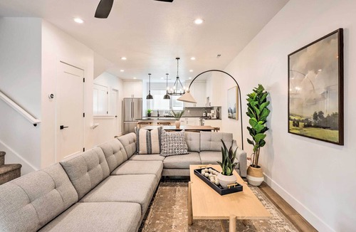 Central Business District Apartment | Modern-chic Provo Townhome 1 Mi to BYU Campus