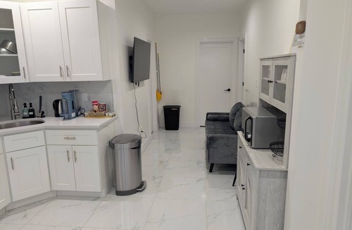 Elmont Apartment | Modern Comfort - Minimal Style Entire guest suite in Elmont, New York
