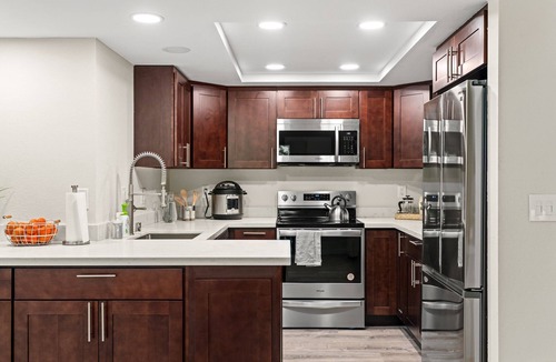 Northwest Bellevue Condo | Modern Downtown Bellevue Condo Free Parking