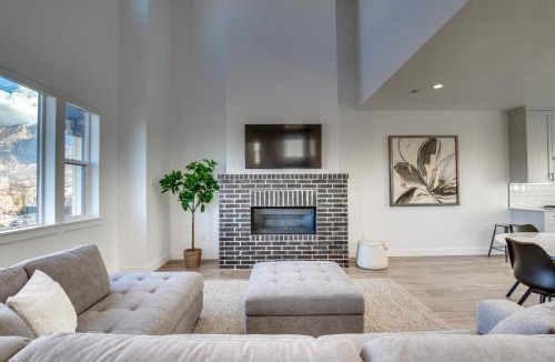 Central Business District House | Modern Downtown Provo Townhome w/Balcony!