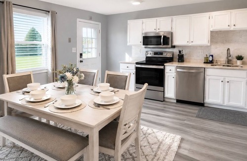 Halethorpe House | Modern Halethorpe Home. Sleeps 8. 4 Beds. Near BWI, UMBC & Baltimore