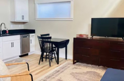 Anacortes Cottage | Modern & Light Filled 1-bedroom private garden cottage with AC in Anacortes