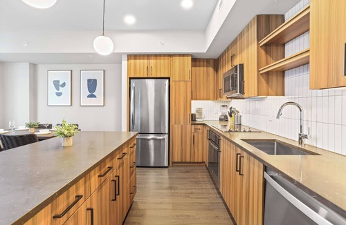 Clarendon Apartment | Modern Retreat with Easy Metro Access