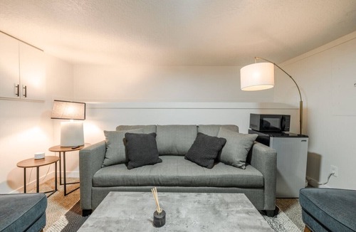 People's Freeway Apartment | Modern Rustic House with Hot Tub Near Downtown