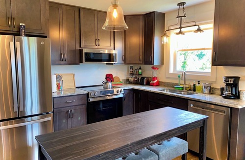 Candler House | Modern Shepherd's Lodge with stunning 360 Views, Fenced Pet Area and Pool
