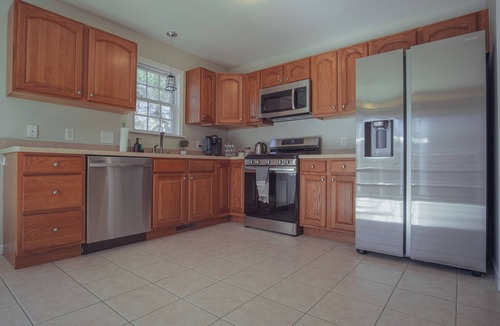 Erie House | Modern Spacious Home- 4BR, quiet, center of Erie!
