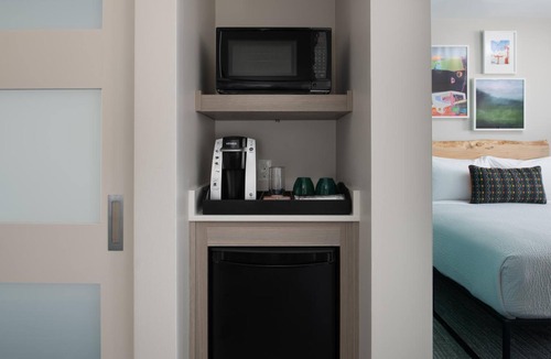 Independence Hotel | Modern & Stylish Room Near Downtown Independence – Walk to Shops & Parks