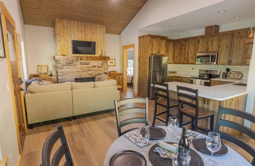 Willamina Cabin | Moody 2-bedroom private cabin minutes from Spirit Mountain casino