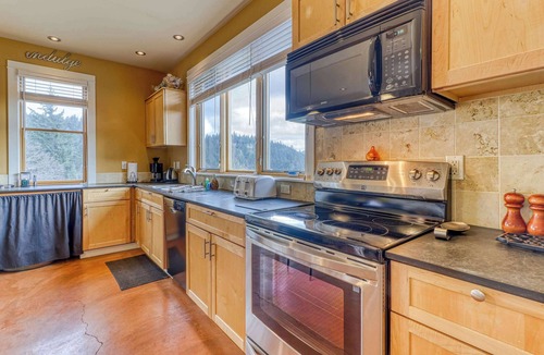 White Salmon House | Mountain cabin on 5 acres with private hot tub & Mt Hood views