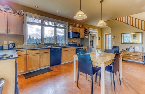 White Salmon House | Mountain cabin on 5 acres with private hot tub & Mt Hood views