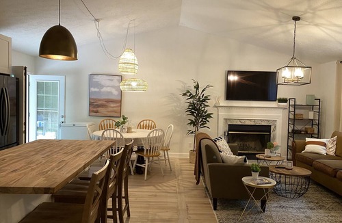 Linden House | #Mountain Escape#HotTub#Fireplace#PetsOK#near Skyline D&Wineries&BM Lodge
