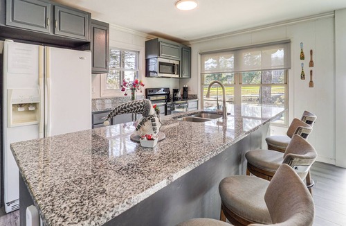 Spruce Pine House | ‘Mountain Golf’ Family Home w/Deck in Spruce Pine