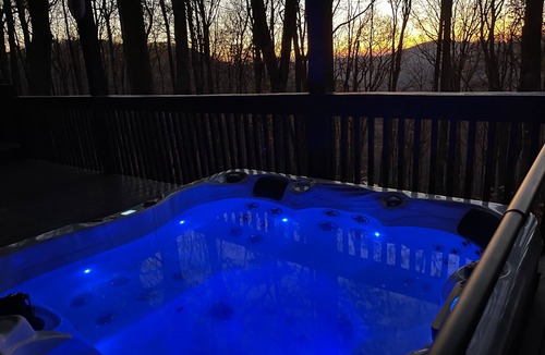 Wolf Laurel Cabin | Mountain Serenity, Log Cabin, Hot Tub, EV Charger, Ski Resort 1mi, Sleeps 9