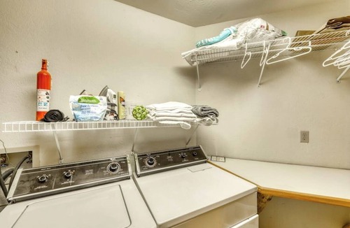 Baldy Mountain Cabin | Mountain view cabin with hot tub, pool table, gas fireplace - near town