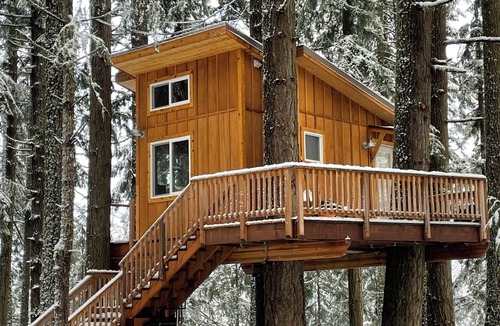 Sutherlin Cabin | Mountain View Treehouse in Sutherlin with full bath and AC, 5 minutes from I-5