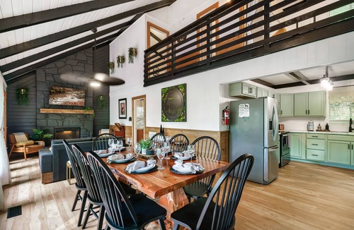 Chalet Village Ski Chalet | Mountain Views! King Beds! Hot Tub! 1 mi to GSMNP, Downtown Gatlinburg & Ober!