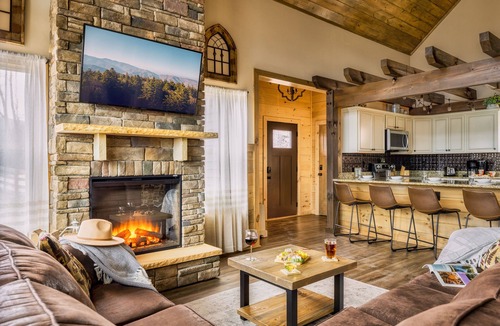 Chalet Village North Cabin | Mt. LeConte Views! 3 King Beds! Hot Tub! 2 Miles to Parkway! Pool!
