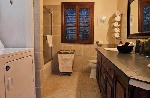 Snohomish Bed & Breakfast | Mt View Private Bedroom Suite w Hot Tub and Arcade