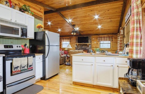 Robbinsville Cabin | Mtn. Cabin 25 min to Smoky Mnt's, Lake Santeetlah & Tail of Dragon Pet Friendly