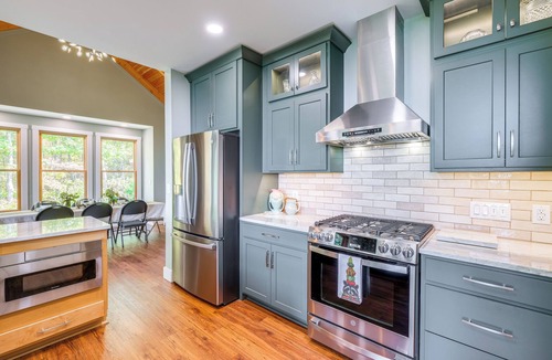 Caldwell House | Mtn Views & Spacious Deck! Modern Caldwell Getaway