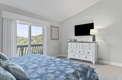 Pine Knoll Shores Condo | Multi-Level Oceanfront Condo gives everyone a chance to spread out!