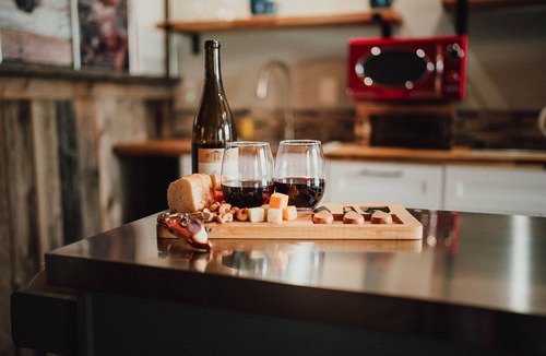 Merlin Apartment | MyFarm Stay/Rustic Barn Charm with Modern Comforts/walk to dining. Pet-Friendly!
