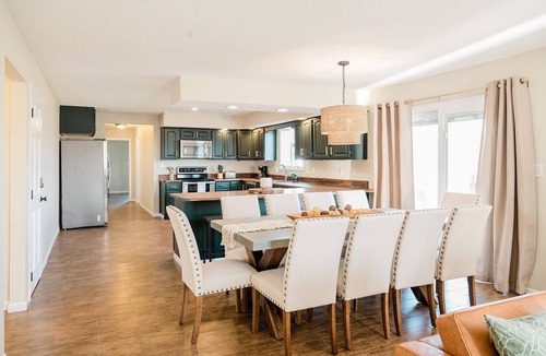 Springfield House | Near Dave Chappelle's Summer Camp. Sleeps 14+Hot Tub