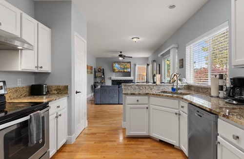 Southern Crossing House | New! Beautiful 5 Bedroom Retreat | Hot Tub | Backyard