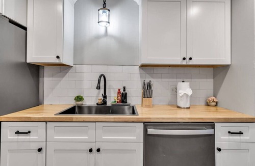 Amherst House | New*Clean*3BDRM*Centrally Located*Free Parking*A/C