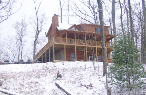 Hiawassee House | New Kitchen, EV charging, great reviews 3 levels, privacy2 fireplaces,hottub