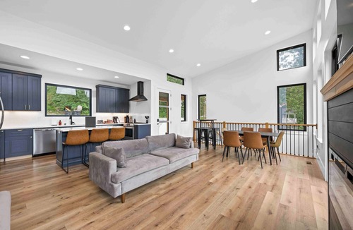 Williamstown House | New- Lakefront w/Dock- Hot tub-7 miles to Ark
