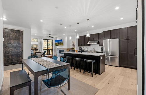 Silverthorne House | New Listing! Rooftop Haven | Hot Tub, BBQ & Views of Buffalo Mountain