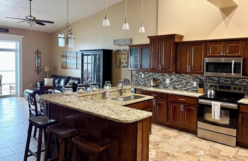 Geneva-on-the-Lake Condo | New Listing! Spacious 3-bedroom Penthouse Condo @ Geneva On The Lake.