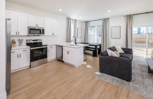 Boiling Springs House | NEW MODERN 1500 SQ FT RETREAT, 65” TV, Fire Pit, Family & Pet Friendly, Sleeps 6