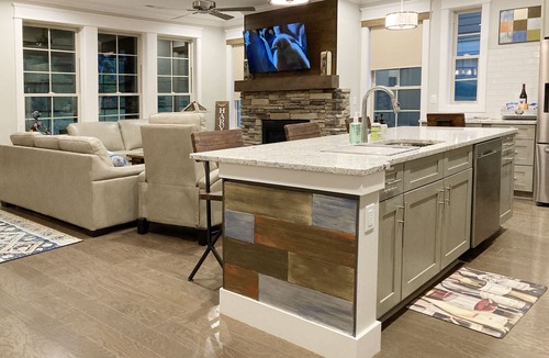 Black Mountain House | New Modern & Rustic Home, Warm, Artsy & Fun Vibe. 2 Min DT. Pet & EV Friendly