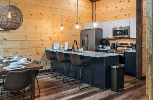 Chalet Village Ski Chalet | New Mtn Chalet | Hot Tub | Near Downtown & GSMNP