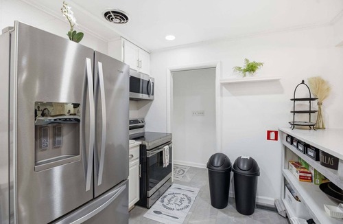 Severn Cottage | NEW! Private Luxury Spa Hot Tub Retreat with Ping Pong