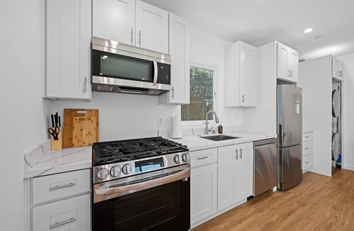 Pico - Robertson Apartment | Newly built modern 1-bedroom apartment near LACMA. 5 minutes to Rodeo Drive!