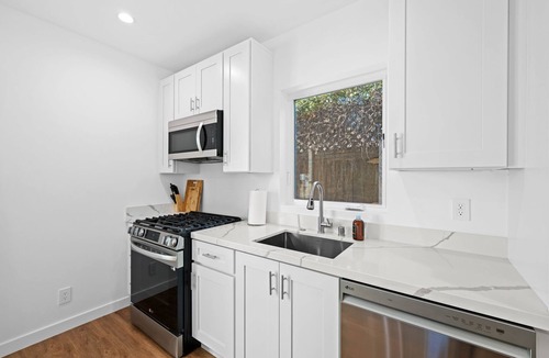 Pico - Robertson Apartment | Newly built modern 1-bedroom apartment near LACMA. 5 minutes to Rodeo Drive!