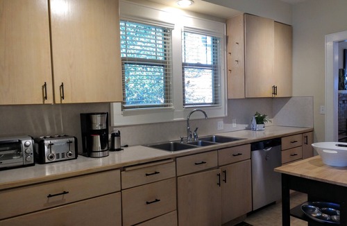 Maple Leaf House | Newly Remodel 5BR 3BA Classic in N Green Lake + Opt Studio & 2BR Apartment
