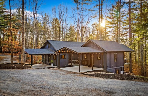 Horse Shoe Cabin | Newly Remodeled King Ensuite Cozy Chalet
