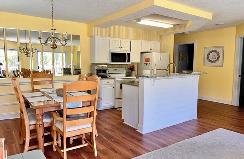 Calabash Apartment | Nice apartment with golf course view in prestigious Brunswick Golf. Fits 4.