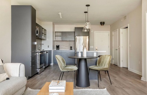 Crystal City Apartment | Nice Potomac Yard 1BR w/Courtyard & Gym, nr Airport, by Blueground