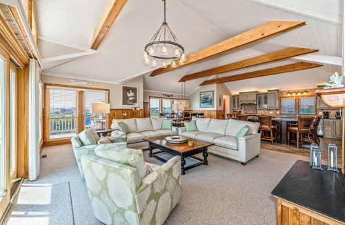 Duck House | Oceanfront, elevator, pool, hot tub, walk to shops. Friday check in.