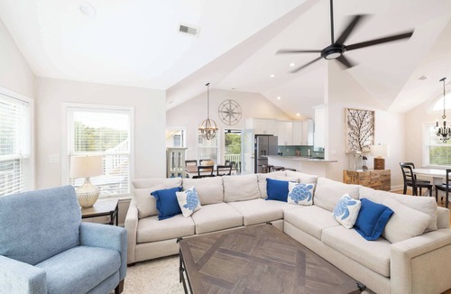 Duck House | Oceanside Duck Retreat w Pool, Spa, Mins to Beach!