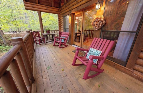 Benton Cabin | Ocoee Log Cabin steps from Ocoee in resort village