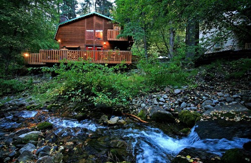 Sundance Cabin | ON THE STREAM- SHORT WALK TO RESORT, HOT TUB, WOOD FIREPLACE. COZY HIDEAWAY