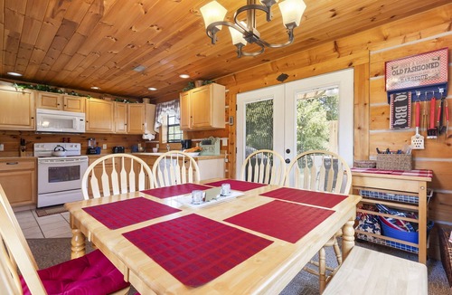 Big Cedars Cabin | One Level Log Cabin Minutes from Big Cedar with Wood Burning Fireplace & Free Tickets Pet Friendly