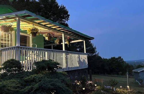 Springdale Cottage | Ozark Cottage Retreat in NW AR. Mountainous views and Spectacular Sunrises.