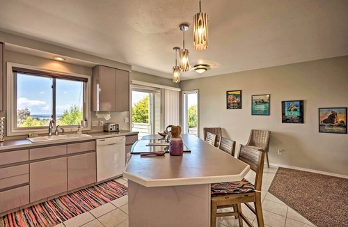 Coos Bay House | Pacific Ocean View! Chic Coos Bay Home